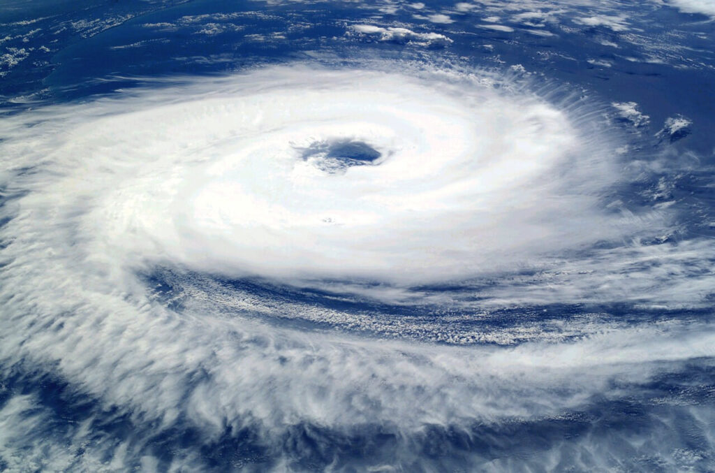 2025年の台風の月別進路と過去データの比較